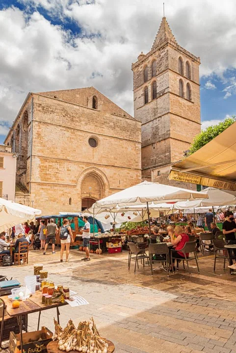 Marché de Sineu — photographie du site du marché, fichier publié en 2022