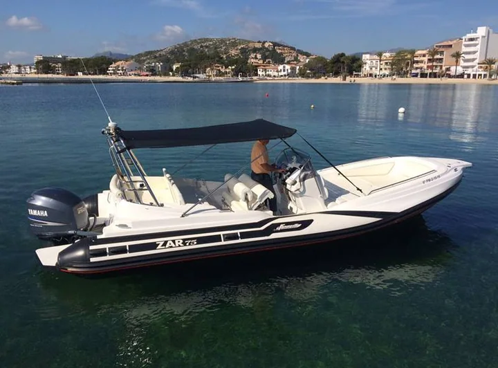 Un autre modèle de la flotte Alcudia Bay · photo d’archive 2023, ce n’est pas le bateau 15 CV sans permis