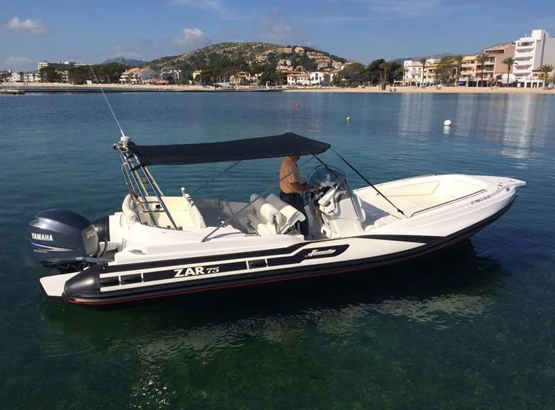 Un autre modèle de la flotte Alcudia Bay · photo d’archive 2023, ce n’est pas le bateau 15 CV sans permis