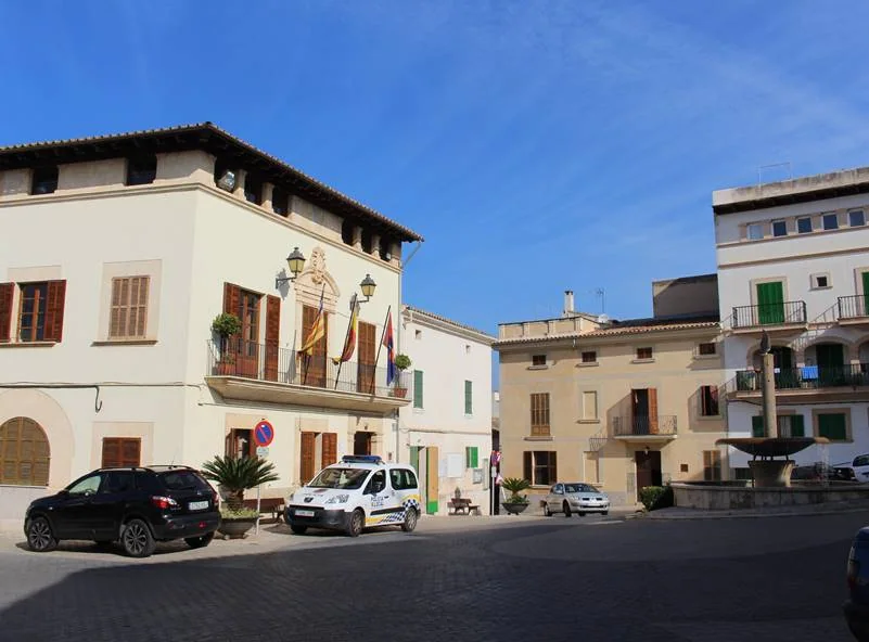 Búger, la place de la mairie · photographie du village