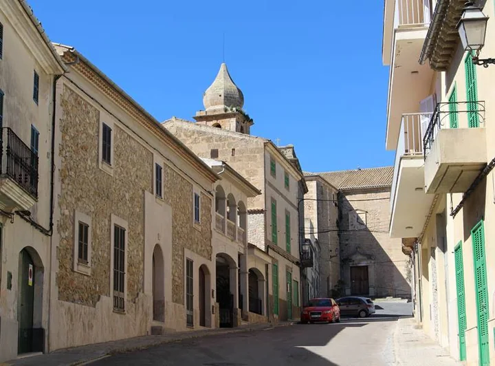 Maria de la Salut, une rue du village · illustration, hors marché