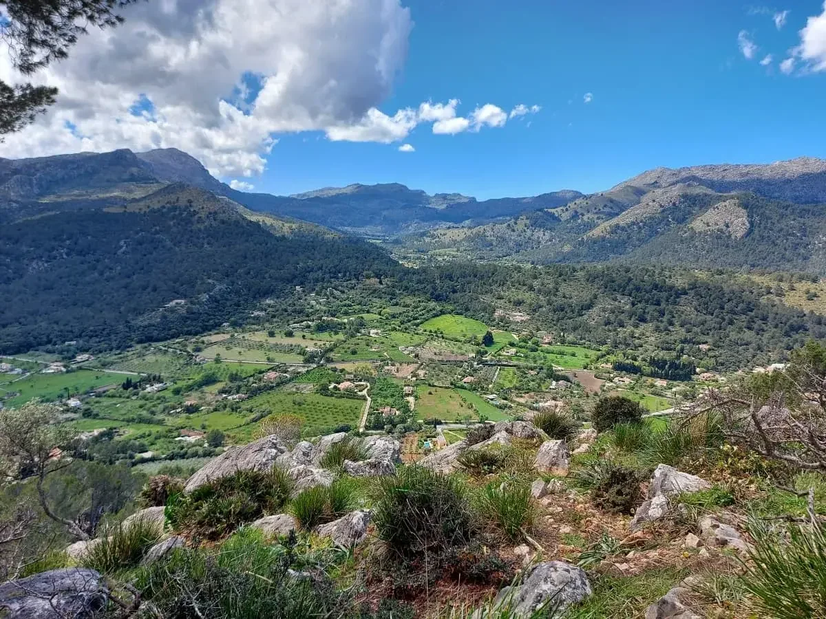 Campagne et montagnes vues depuis Puig de Maria
