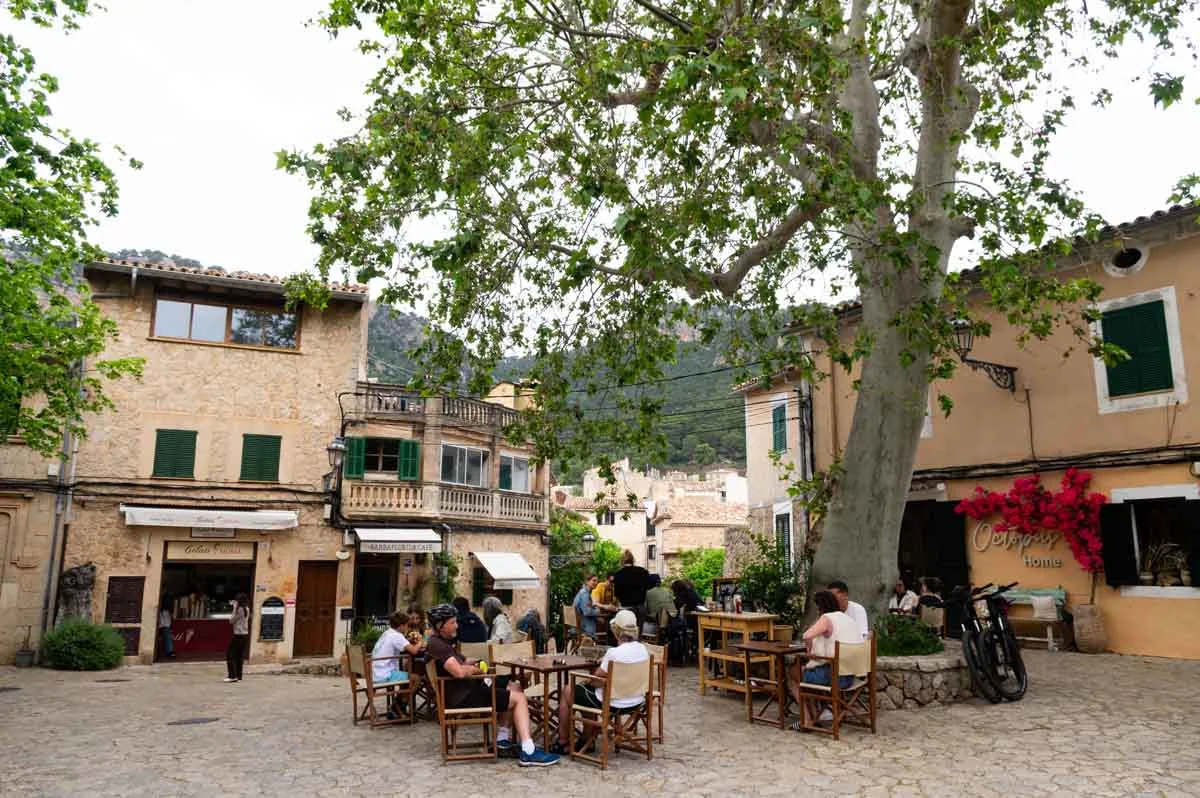 Une place et ses terrasses à Valldemossa.