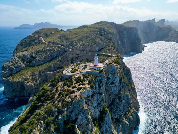 Le phare du Cap de Formentor au-dessus de la Méditerranée