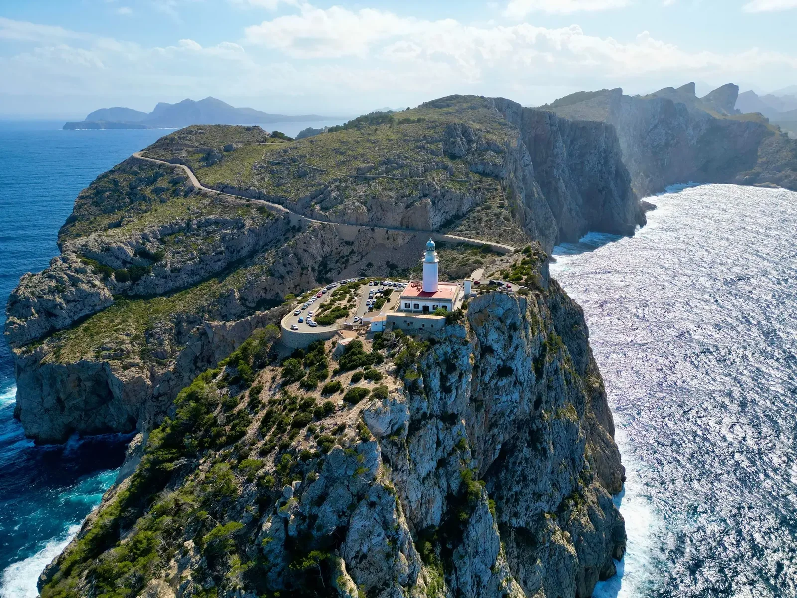 Le phare du Cap de Formentor au-dessus de la Méditerranée