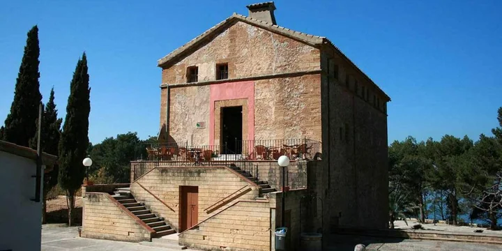 L’ermitage de la Victòria au-dessus de la baie