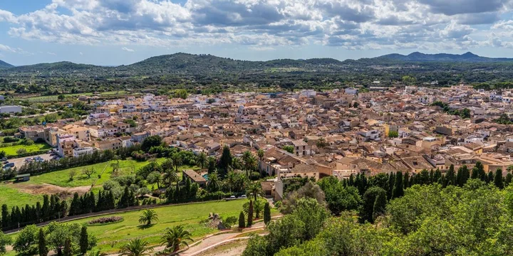 Les toits du village d’Artà vus depuis les hauteurs. Image vérifiée visuellement.