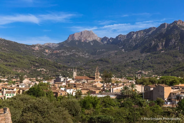 Sóller au pied de la Tramuntana. Photographie vérifiée visuellement, date de prise de vue non précisée.