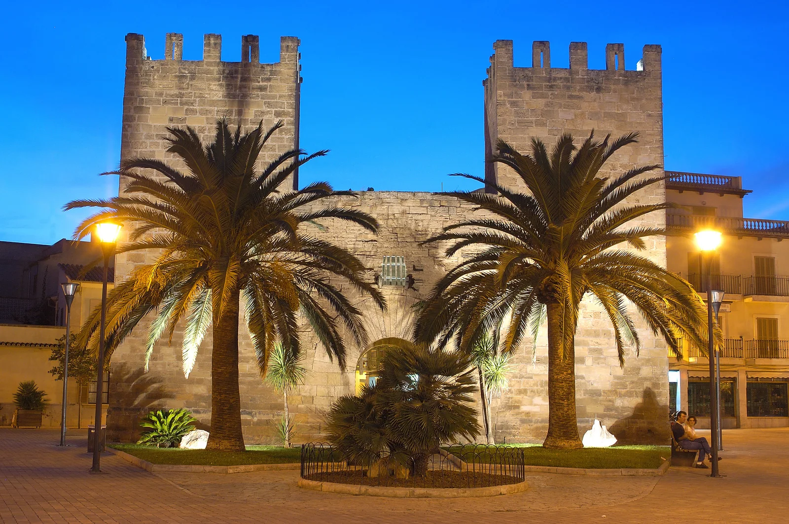 La porte de Xara de nuit.