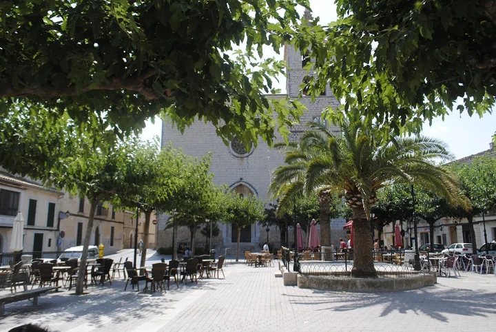 La place de Campanet · photographie du village, juillet 2012