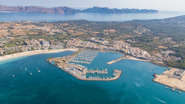 Vue aérienne du port de plaisance d’Alcúdia.