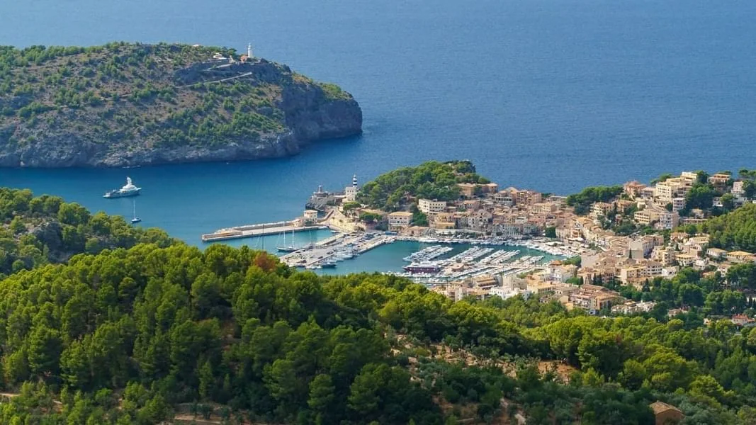 Ses Barques et la baie en contrebas