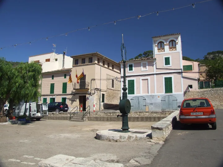 La place de Caimari · photographie du village