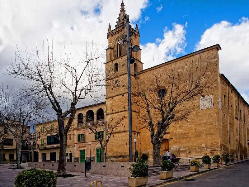 Llubí, la paroisse Sant Feliu · photographie du village