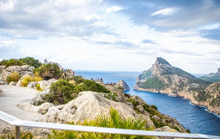Les falaises et l’îlot vus depuis Es Colomer